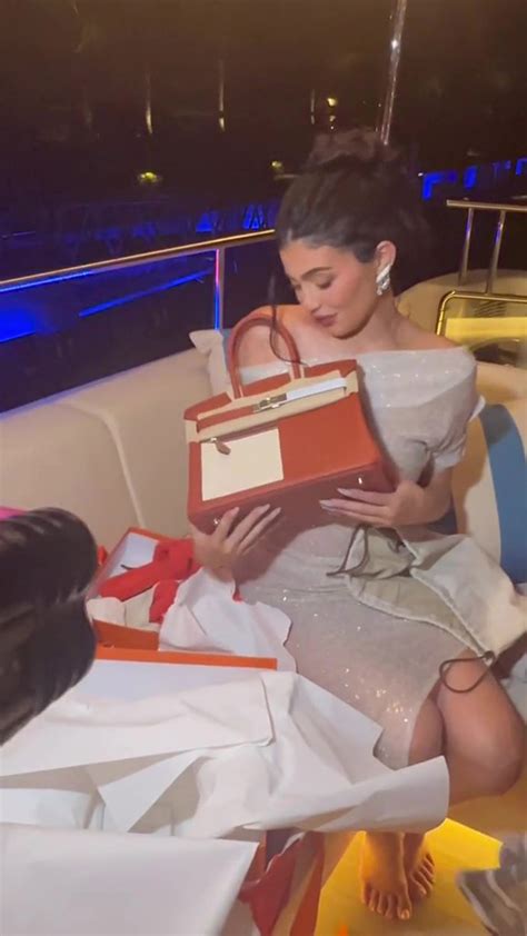 borsa hermes d'oro kylie|Kylie Jenner gifted rare $100,000 Hermes Birkin bag for 25th .